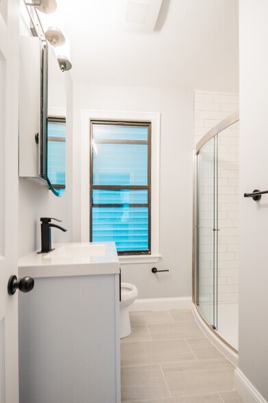 Building Photo - 344 Saratoga St