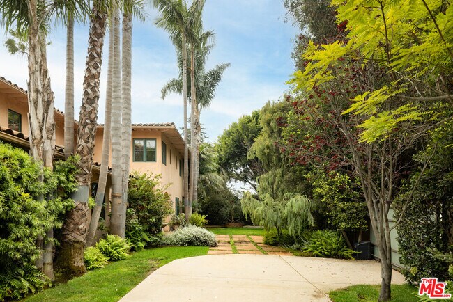 Building Photo - 16820 Sunset Blvd