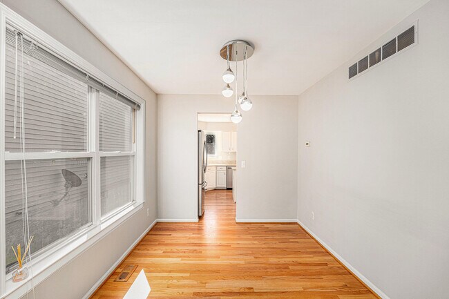 Building Photo - 3361 Cromwell Rd