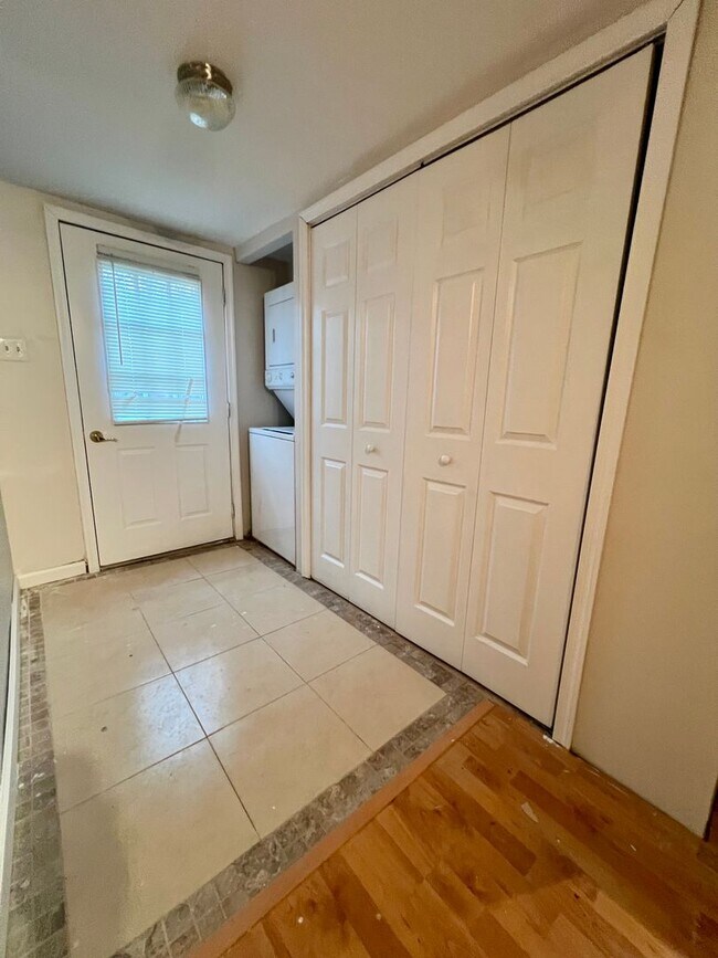 Building Photo - 3-Bedroom Townhome in Parkwood with Finished Basement! Available NOW!