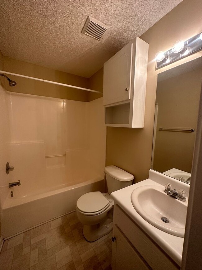 Building Photo - Dunwoody Subdivision - End Unit!  EXTRA PARKING!