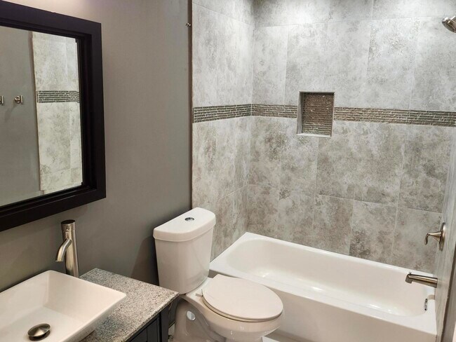 Building Photo - 1919 Discovery Cir E