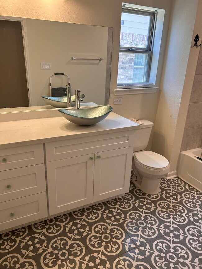 Building Photo - 1112 Clonmore Ct