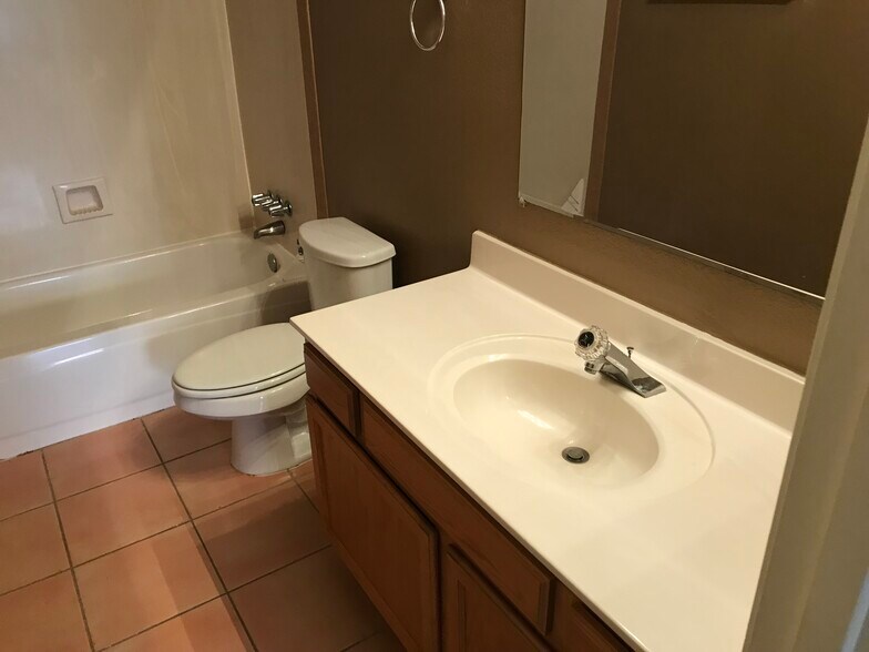 Building Photo - 741 W Hackamore St