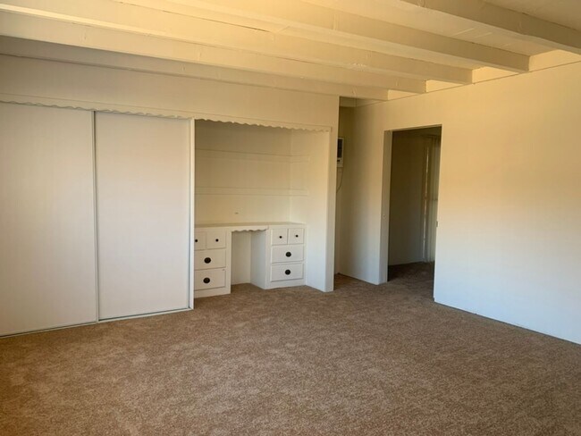 Building Photo - Three Bedroom Home in Beautiful Neighborhood