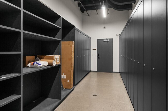 Building Photo - 221 E Oak St