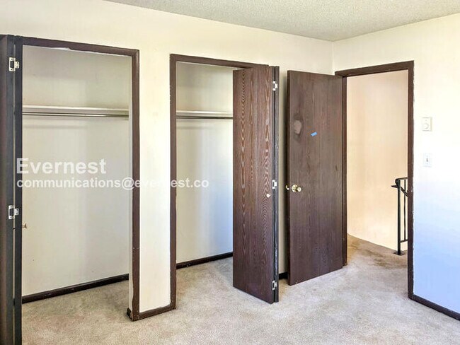 Building Photo - 2 Bed/1.5 Townhome with Carport / Availabl...