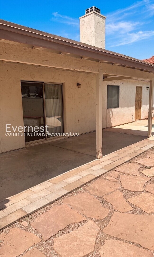 Building Photo - 4 Bed/2 Bath Home with Private Pool & 3-Car Garage / Vouchers Accepted / Available Now!