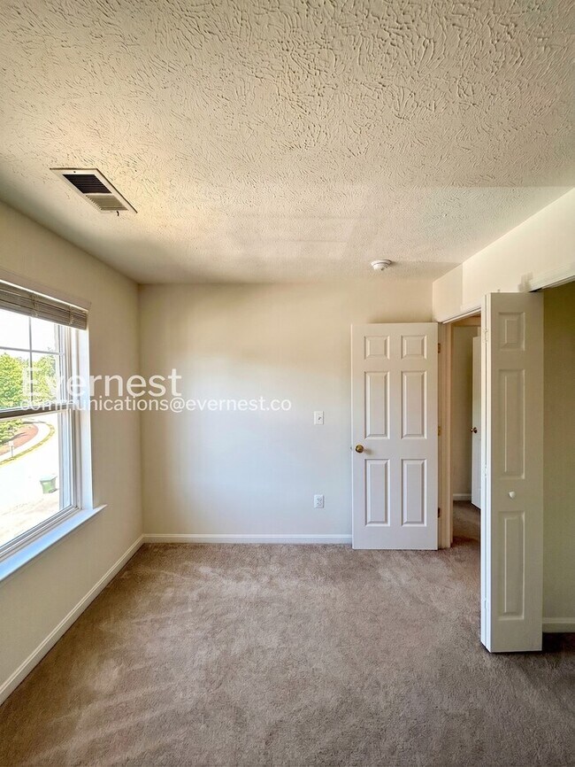 Building Photo - 3 Bed/2.5 Bath Townhome with Garage / Available Now!