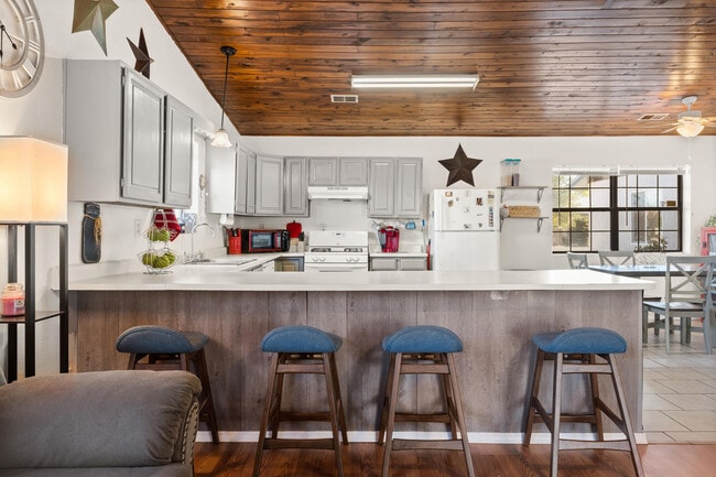 Building Photo - 310 Cll Quieta NE