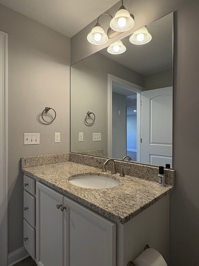 Building Photo - Bright, Spacious 2 bedroom condo in prime ...