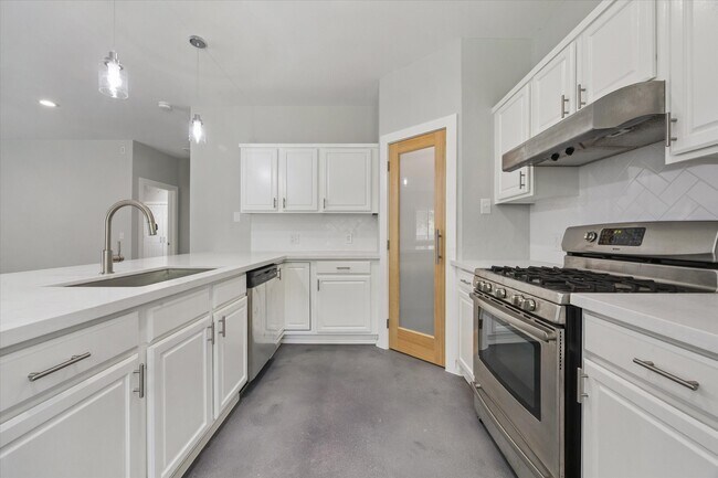 Building Photo - 1425 Oak Hollow Dr