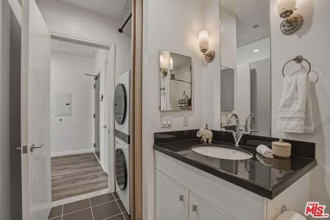 Building Photo - 1100 Wilshire Blvd