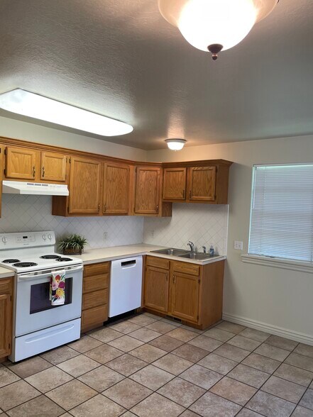 Building Photo - 4067 Hillcrest Cir