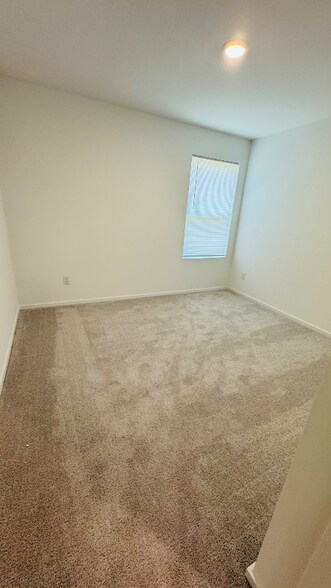 Building Photo - 472 Shoreview Dr