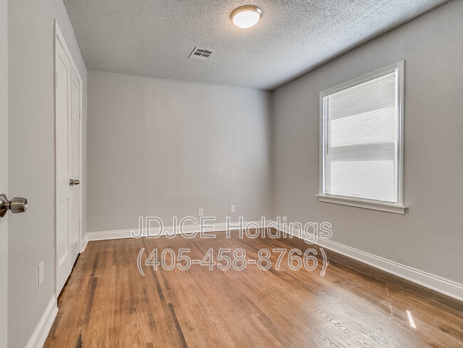 Building Photo - 122 W Marshall Dr