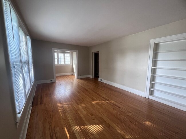 Building Photo - Two Bedroom Duplex - Located just Outside ...