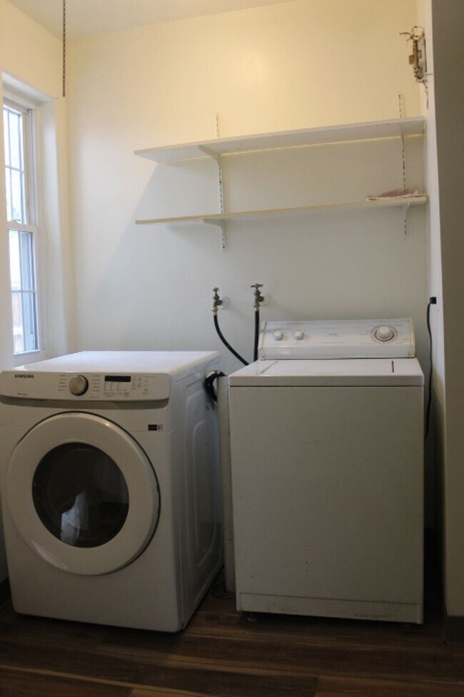 Building Photo - Charming 2 BR/1 BA House in the Hale/Mayfair Neighborhood!