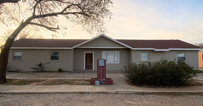 Building Photo - Spacious 4 Bed, 2 Bath Home in Lubbock, TX