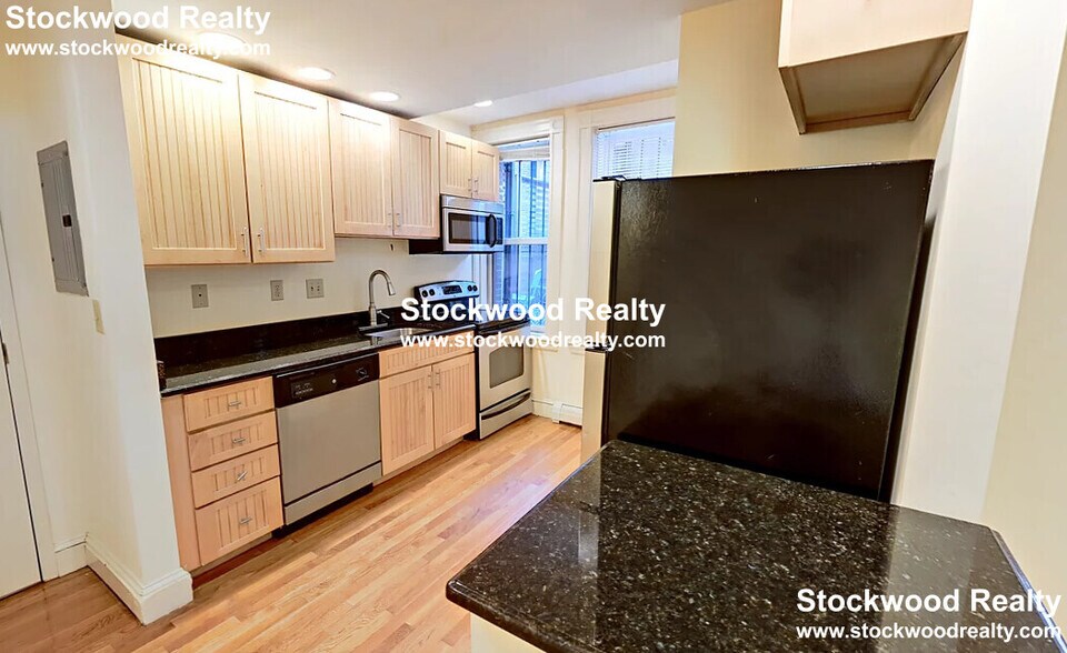 Building Photo - 195 Commonwealth Ave