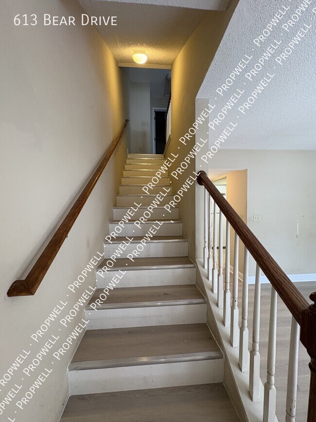 Building Photo - 613 Bear Dr