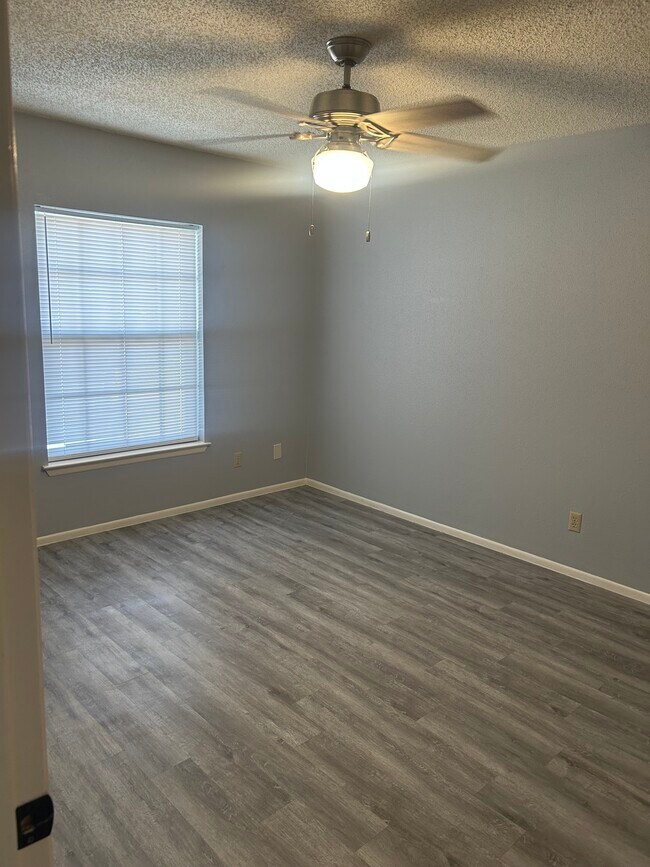 Building Photo - 1315 White Rock Dr