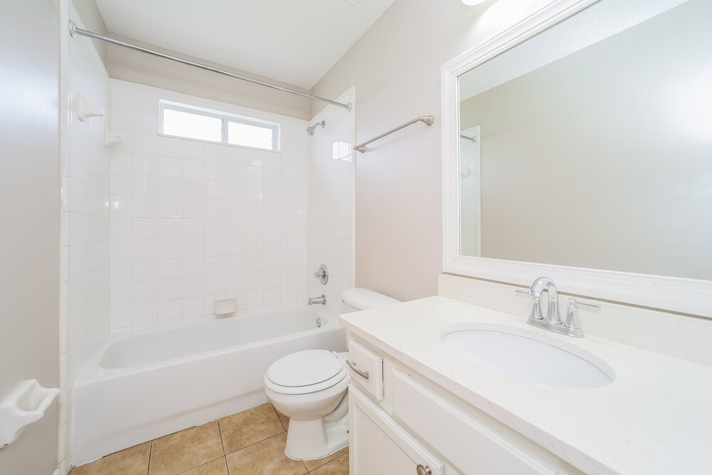Building Photo - 2452 Royal Pointe Dr