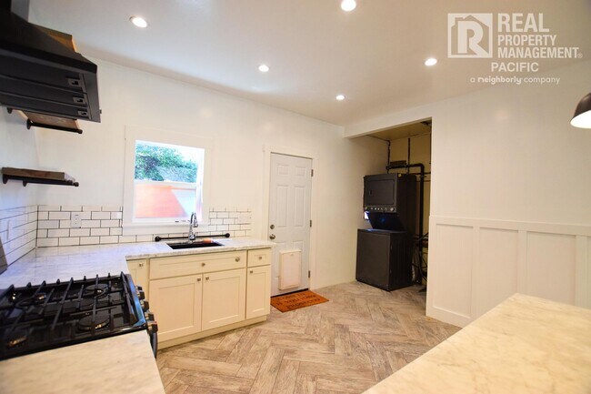 Building Photo - Spacious 1-Bedroom Retreat in Desirable Mo...