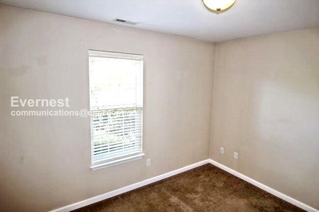 Building Photo - 3 Bed/2 Bath Home with Garage / Pet-Friend...