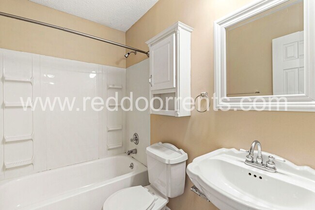 Building Photo - Beautiful 3-Bedroom, 2-Bath Home in Indian...