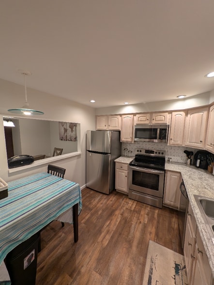 Building Photo - 456 Willow Ct