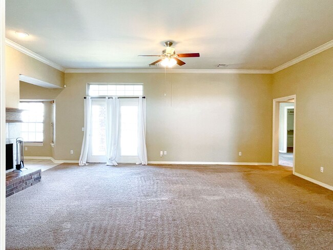 Building Photo - Absolutely Gorgeous Home in Moore with Spa...