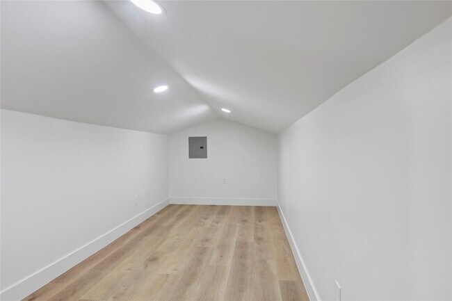 Building Photo - 1742 Hill Top Ln
