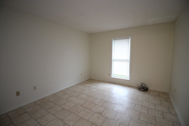 Building Photo - Spacious Northeast Pensacola Apartment Featuring 2 Bedrooms, 2 Bathrooms, Inside Laundry, and Pet...
