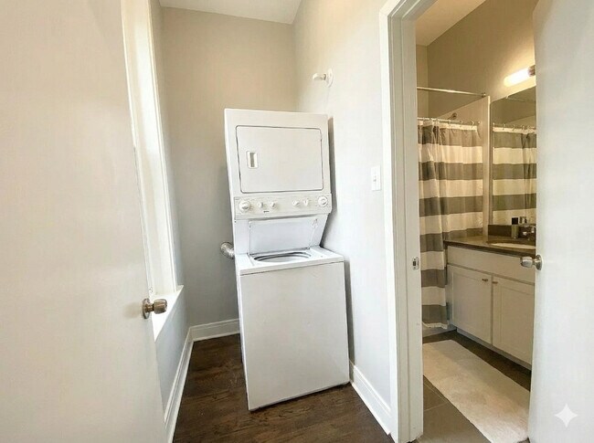 Building Photo - 2129 N Racine Ave