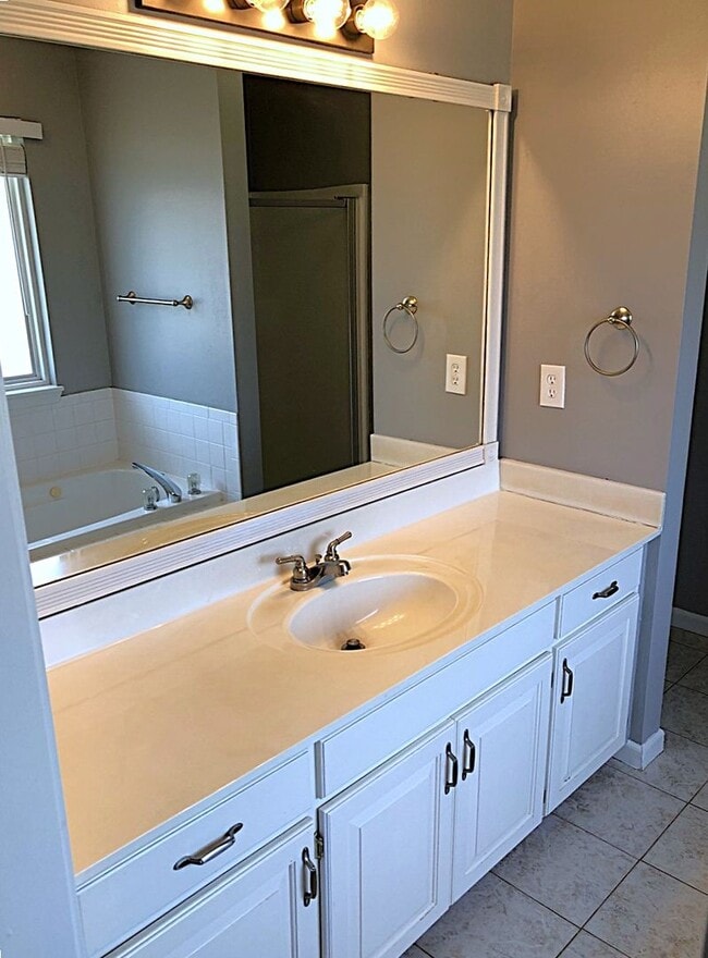 Building Photo - COMING SOON!! 5 Bed, 3.5 Bath, Pet Friendly!!