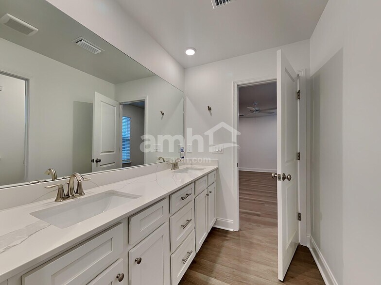 Building Photo - 5500 Front St