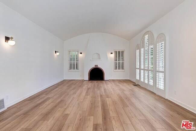 Building Photo - 119 N Almont Dr