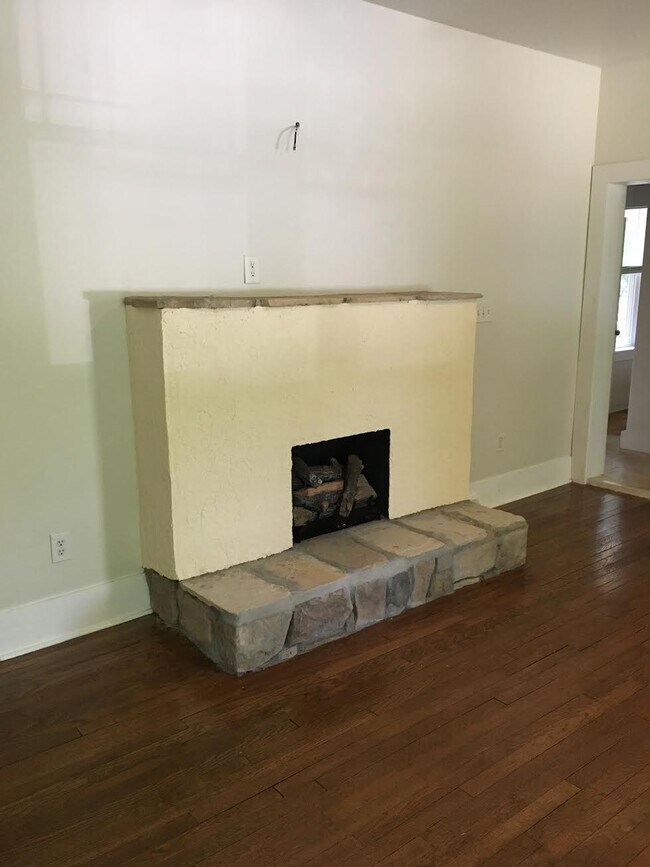 Building Photo - 10 Highland Lake Drive-Flat Rock Cottage-N...