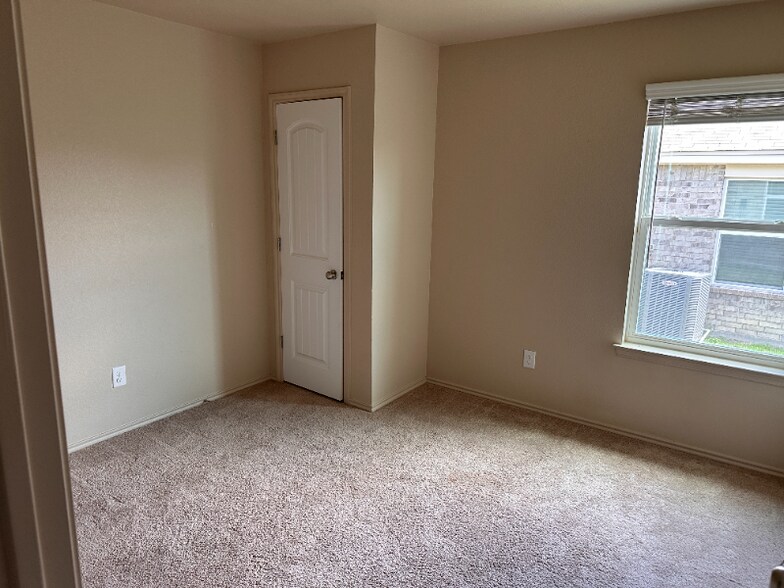 Building Photo - 1717 Clovis Dr