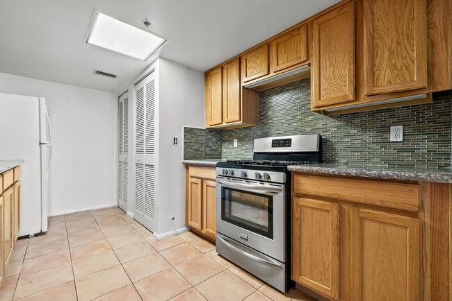 Building Photo - Amazing 2 Bed Condo in Noho!