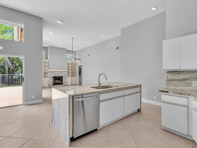 Building Photo - 10434 NW 6th Ct