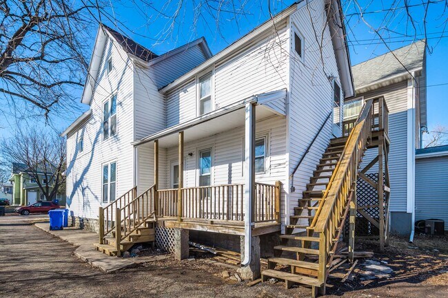 Building Photo - 998 Farrington St