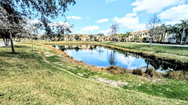 Building Photo - Seasonal/short term/annual  3/3 spacious townhouse with water view off University PKWY