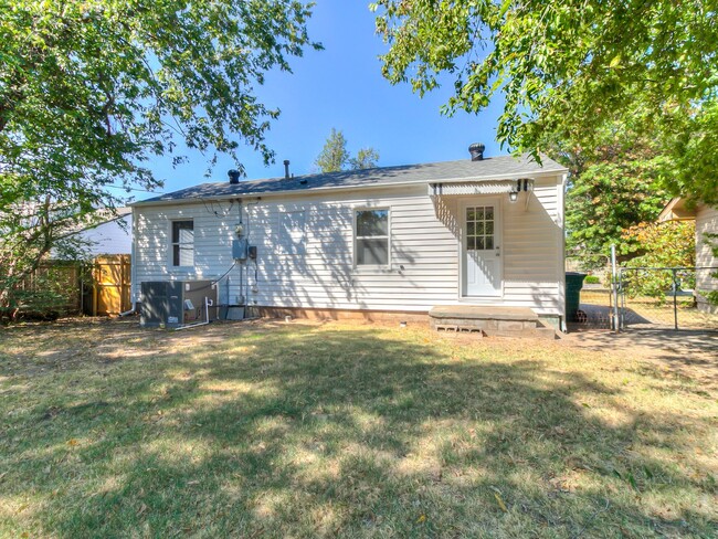 Building Photo - Completely Remodeled 2 bed 1 bath