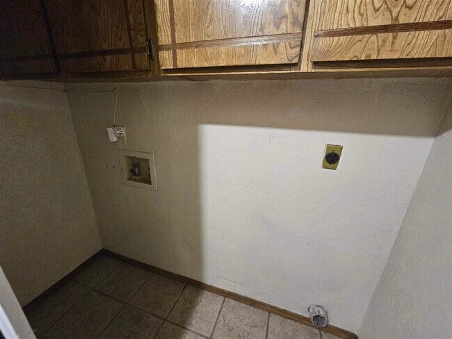 Building Photo - 4023 NW Ozmun Ave