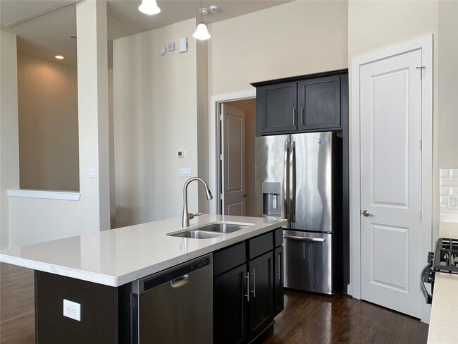 Building Photo - 74 N Hutcheson St