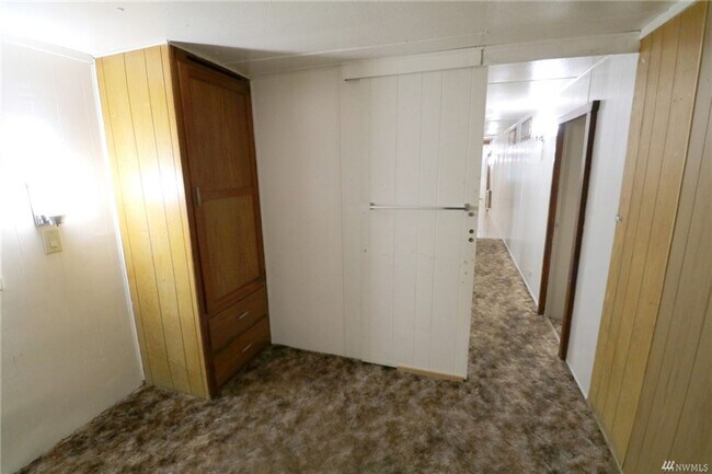 Building Photo - Bremerton Home with Bonus Rooms and Large Yard