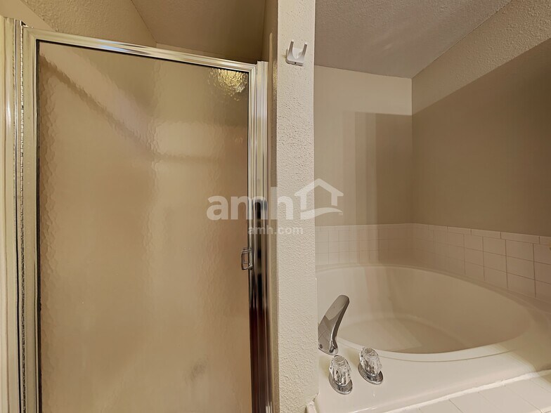 Building Photo - 5521 Bracken Cir