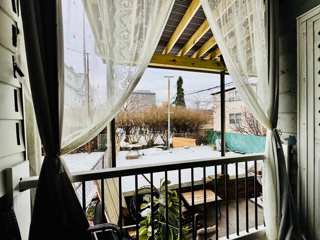 Building Photo - 11 W 44th St